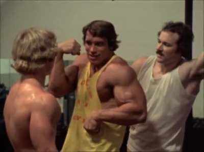 Arnold Schwarzenegger teaches an another guy how to pose