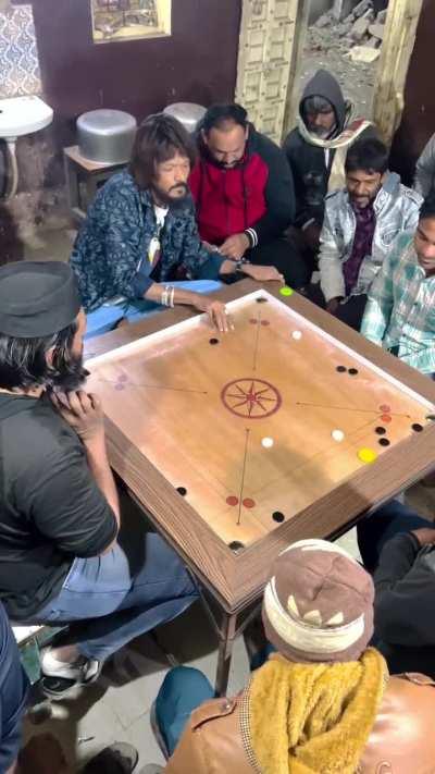 I didn’t know this game existed but watching people play Carrom King is kinda mesmerizing