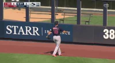 Marcell Ozuna hits his second home run of the game to give the Braves the  lead.