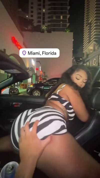 Girls get wild in Miami