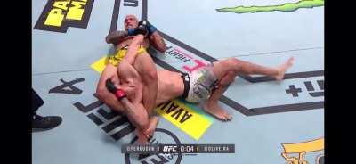 Oliveira armbars Tony Ferguson