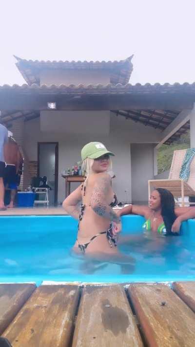 Treyce safada rebolando na piscina