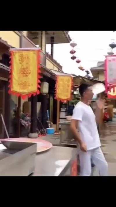 The way this man thros pizza dough!