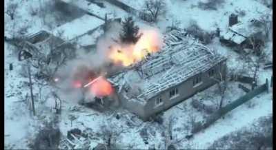 Ukrainian BMP-2 sets fire to occupied house (Bakhmut, date unknown)