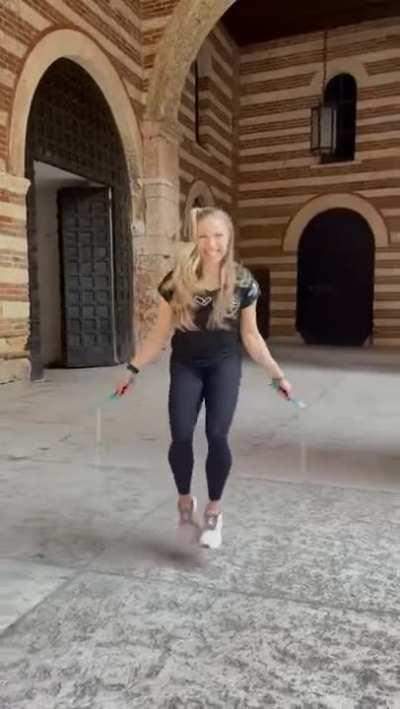 This woman is the queen of jump rope.