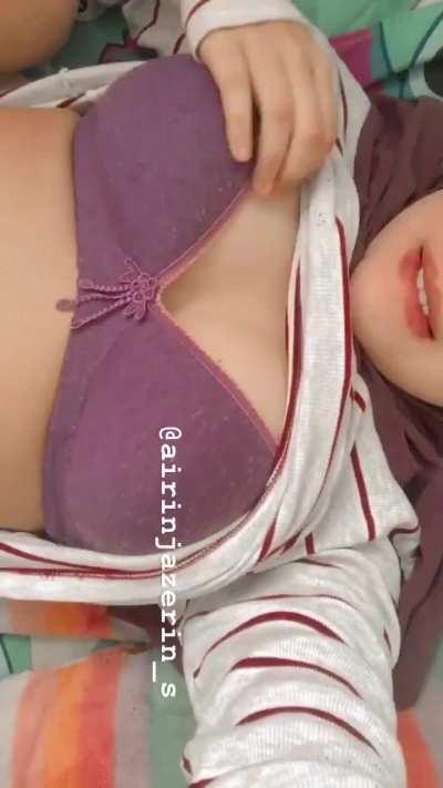 Hijabi showing her assets.Love those lips!