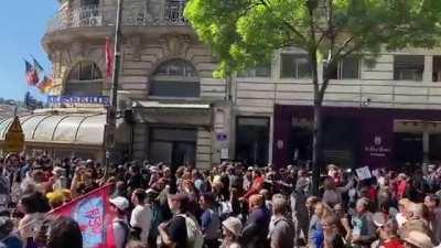 Happening now in France - this looks like a revolution, it's beautiful to watch 