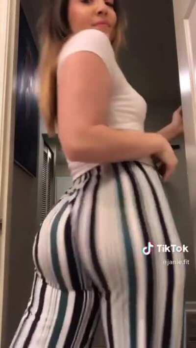 PAWG Looking Delicious 🤤