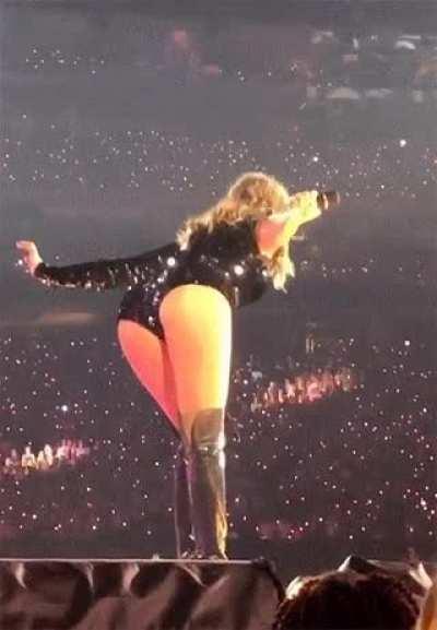 She was so thiccc on Rep tour.