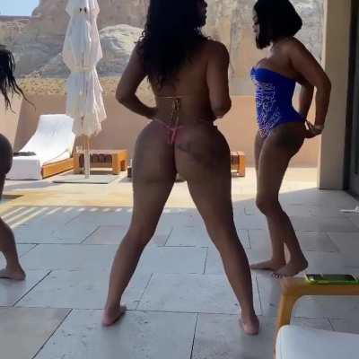 Alexis Skyy Twerking With Friends