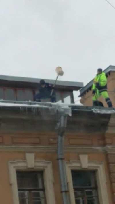 Technologies of the 21st century for knocking down icicles in St. Petersburg