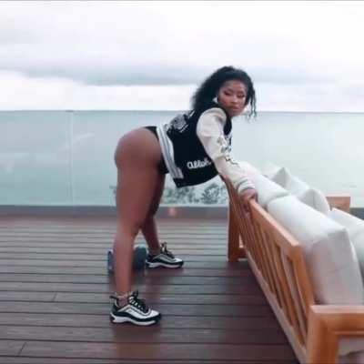 Nicki twerk