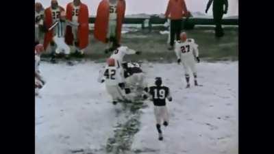 [Highlight] After a punt that only reached the 40 yard line, Minnesota attempts (and makes) a free kick to end the half (1966)