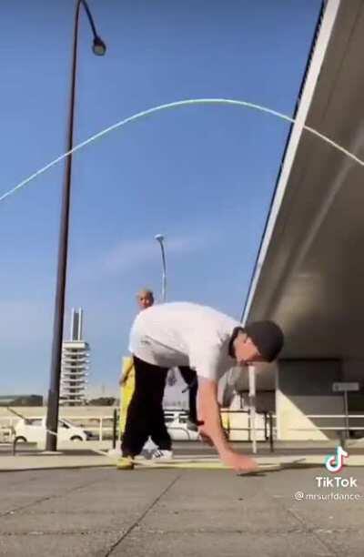 this guy dances over ropes with perfect timing