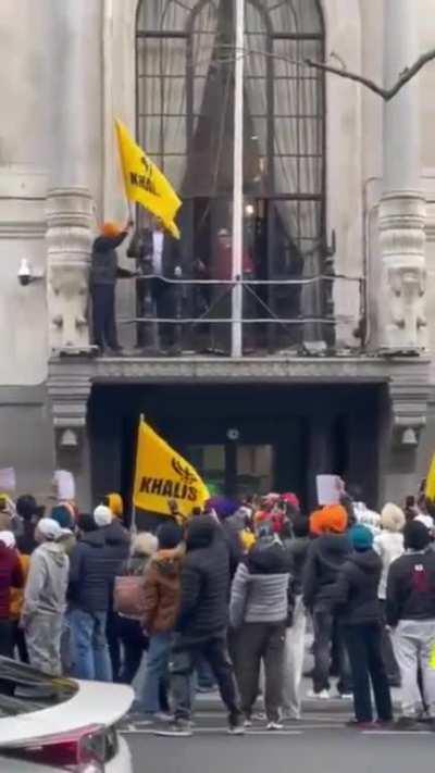 Brave Indian officials throw Khalistan flag after securing Tiranga