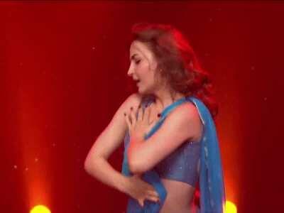 Elli Avram dancing