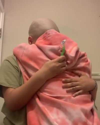 She shaves her head to show support to her sister who thinks that she’s ugly