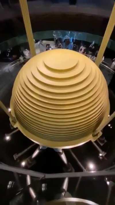 The Taipei 101 660-ton stabilizing ball during the 7.2 earthquake in Taiwan