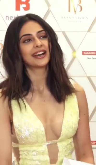 Focus on her Rakul’s face…