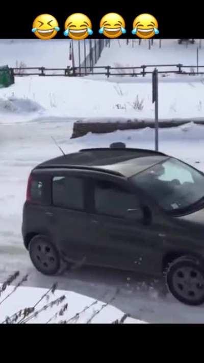 Fiat vs Range Rover on a snowy hill