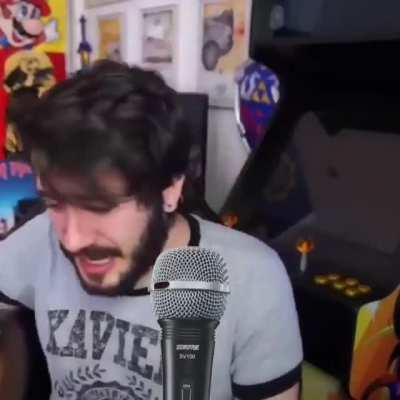 Que bien canta wismichu espero que a día de hoy no siga con traumas