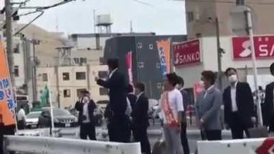 (NSFW) Clearer video of Shinzo Abe shooting shows bodyguards try to block bullets with 'briefcase'.