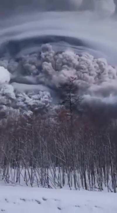 The eruption of the Shiveluch volcano in Kamchatka has recently begun.