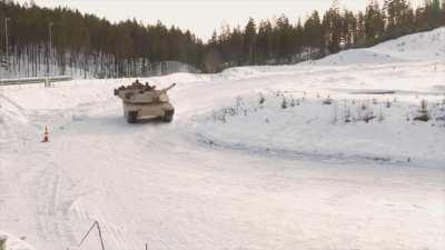 Drifting Tanks: U.S. Marine Corps M1A1 Abrams vs Norwegian Leopard 2A4