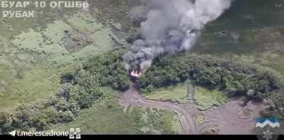 An FPV pilot of the Ukrainian 10th Mountain Assault Brigade destroyed a Russian 2S19 