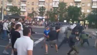 Protestors willingly take on riot police in Brest, Belarus