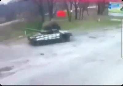 Another video of a russian tank with ussr flag on it . In Ukraine