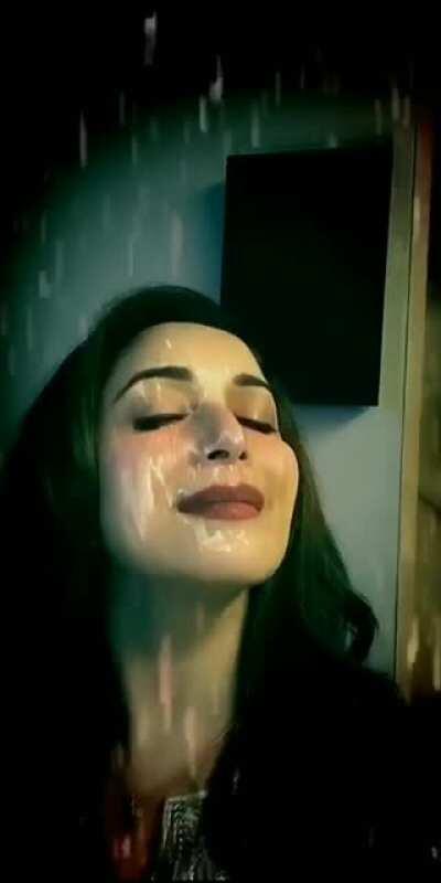 Every man's dream to leak their stuff on Madhuri mommy like this.