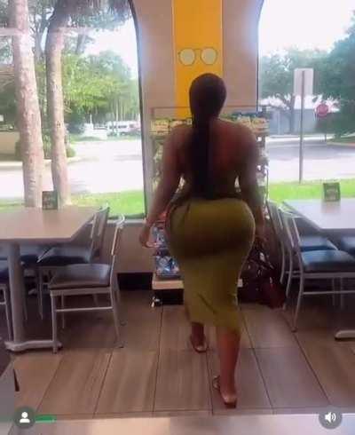 So thick in that dress 😮‍💨🍑