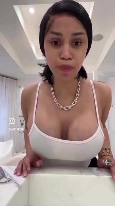 Cardi 🐝