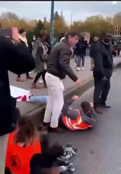 French Citizens taking care of ‘Climate Change Activists’ 🤣😁 This is required in India for all Andolanjivi