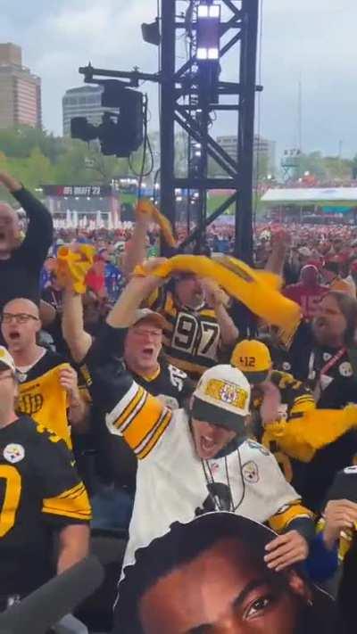 [Highlight] Steelers fans in Kansas City chanting “Joey” to celebrate their newest CB