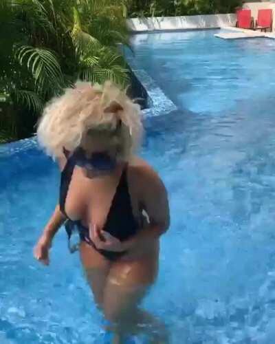 Bebe Rexha showing off that PAWG booty