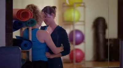 Aubrey Plaza kissing Natasha Lyonne in Addicted to Fresno