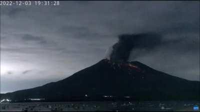 🔥 The Sakurajima volcano, located on the Japanese island of Kyushu, in the southwest of the country, erupted on Friday. Smoke rose some 3,200 meters from the crater and ash was scattered within a radius of one kilometer. Authorities did not announce an ev