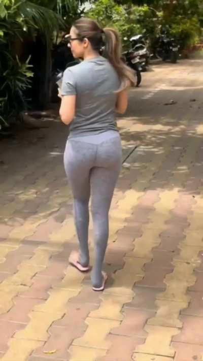 Malaika Arora Hot Cakes Jiggle 