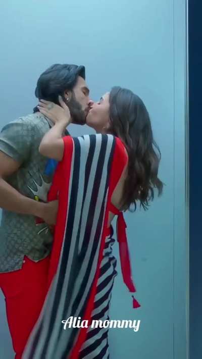 Alia mommy so hungry for kiss 🤤