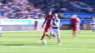 Goleiro toma gol bizarro pois parou pra tomar água achando que o jogo tinha sido paralisado pra checagem do var. 