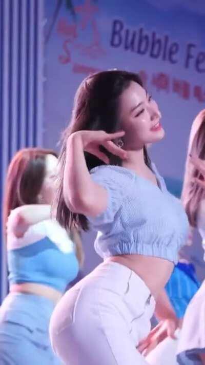 Saerom’s bangin’ ass - fromis_9