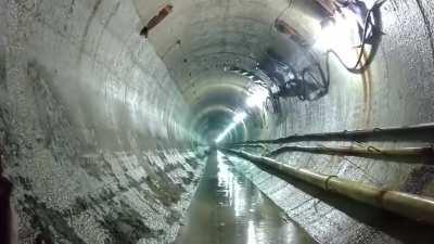 Shockwaves of an explosion inside a tunnel