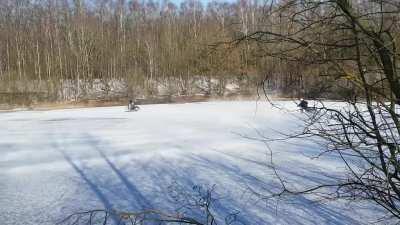 IJsspeedway op natuurijs in Drenthe.