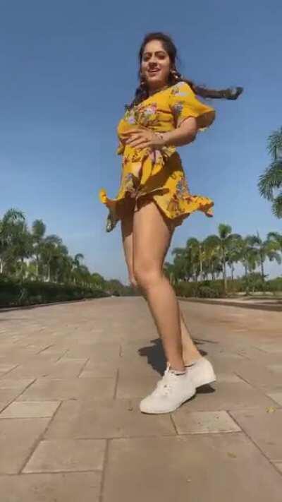 Television actress Deepika Singh's thicc thighs