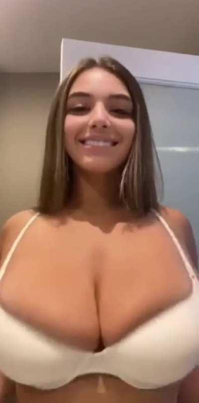 Amber Ajami shaking her tits