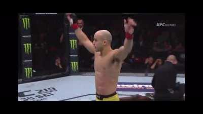 Marlon Moraes KOs Aljamain Sterling via knee