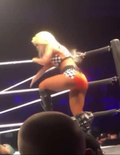 Toni Storm jigglin 🍑