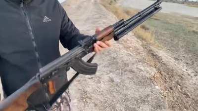 Iraqi Guntuber shooting Full auto Russian RPK light machine gun 